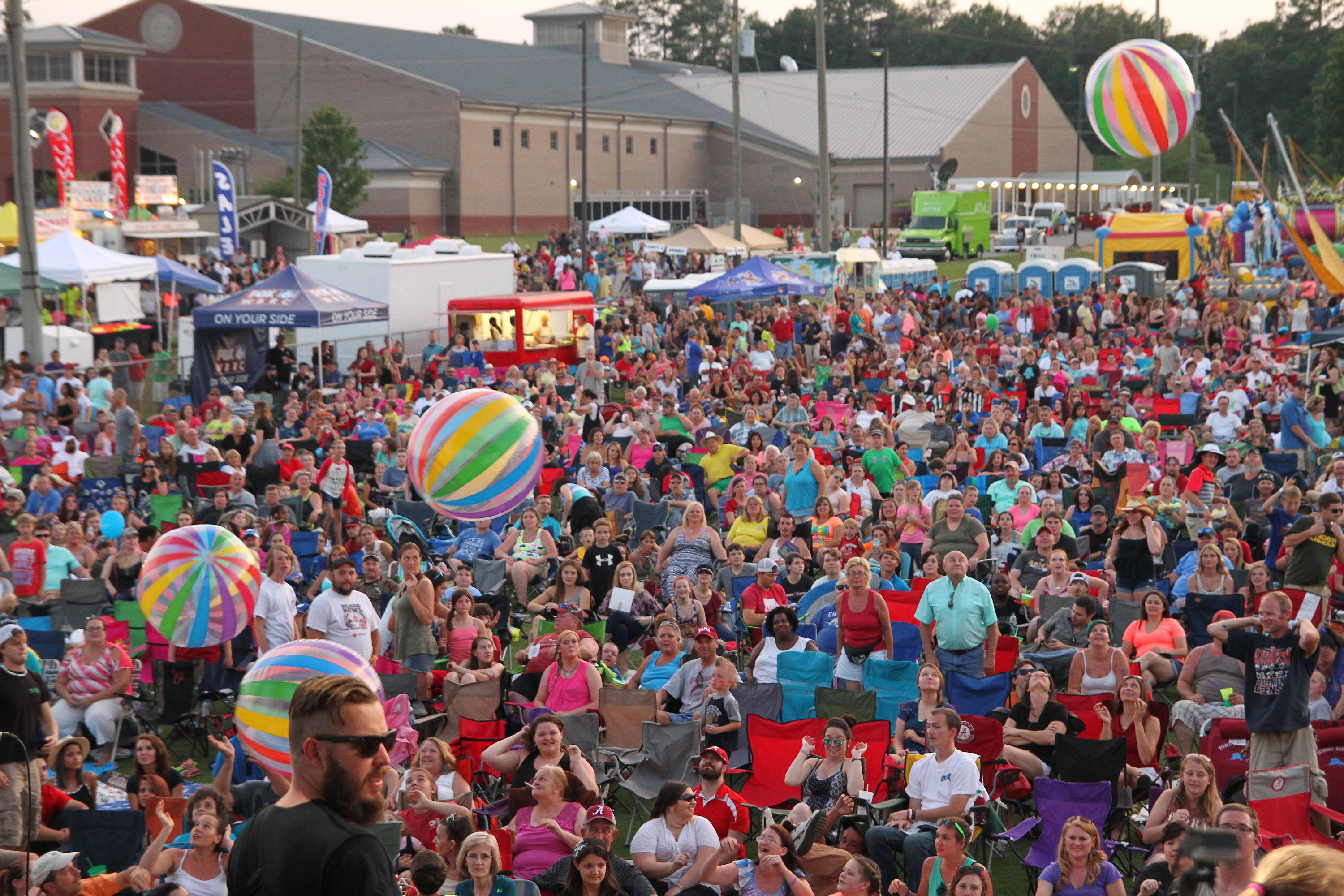 https://alabama-travel.s3.amazonaws.com/partners-uploads/photo/image/5d5d81e1d016b6679600079c/crowd_from_stage_3.jpg