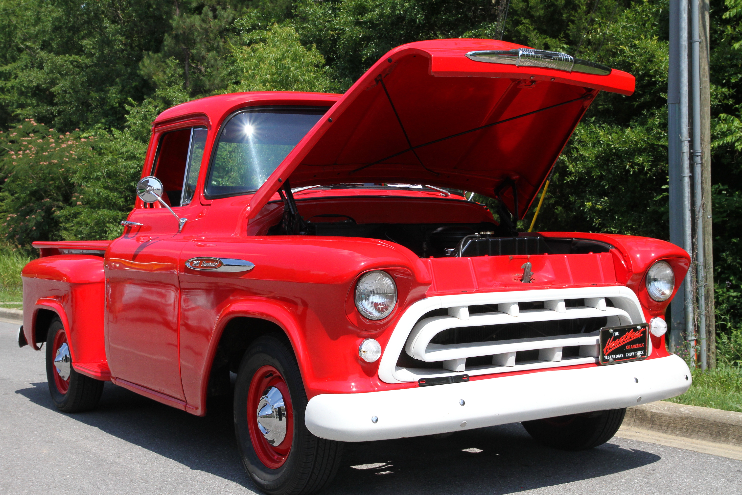 https://alabama-travel.s3.amazonaws.com/partners-uploads/photo/image/5d5d81e1d016b6679600079e/cruise_in_car_show_2.jpg
