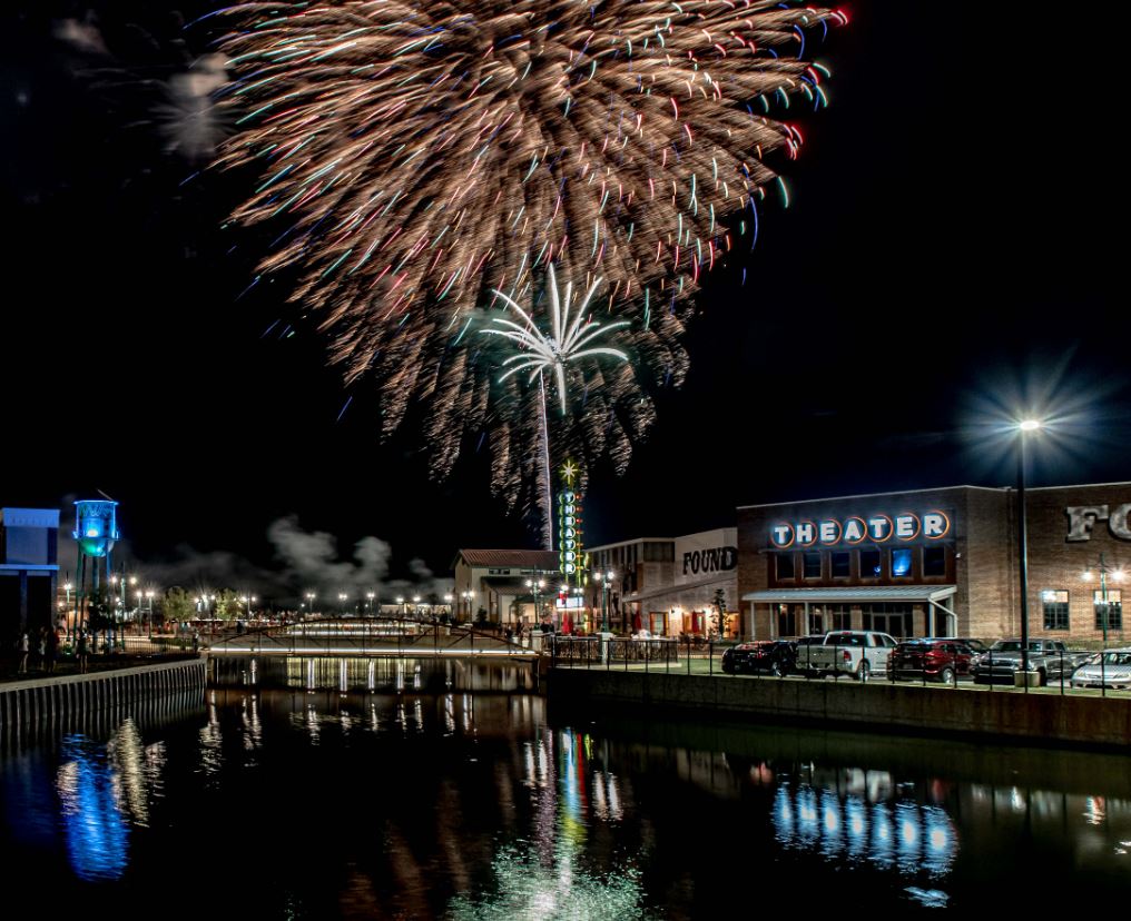 New Year’s Eve Fireworks Foley Alabama.Travel