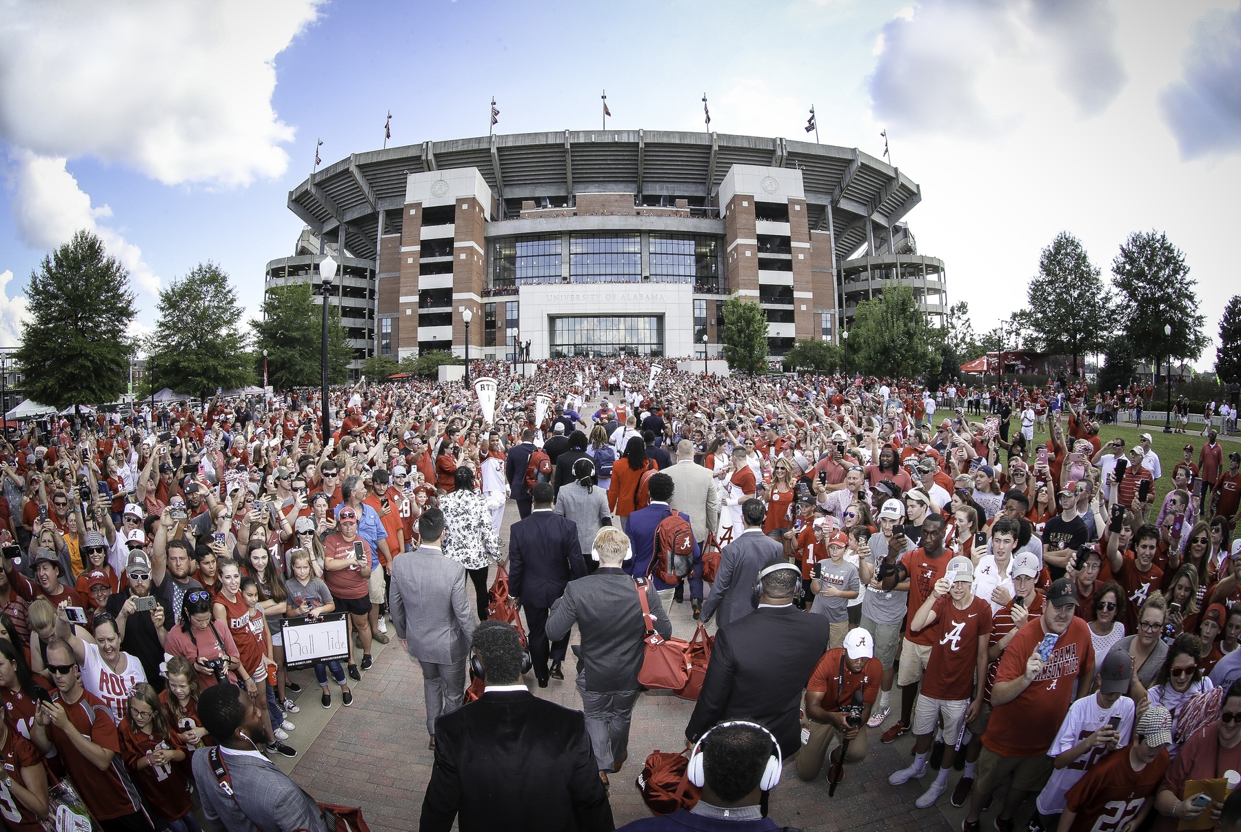 https://alabama-travel.s3.amazonaws.com/partners-uploads/photo/image/6217ce2252981e00098706fe/team&Stadium.jpg
