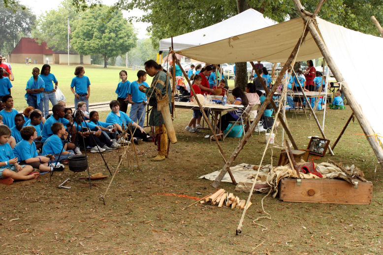 https://alabama-travel.s3.amazonaws.com/partners-uploads/photo/image/66a814ffb8a8bf000801b8ae/noelschoolkids.jpg