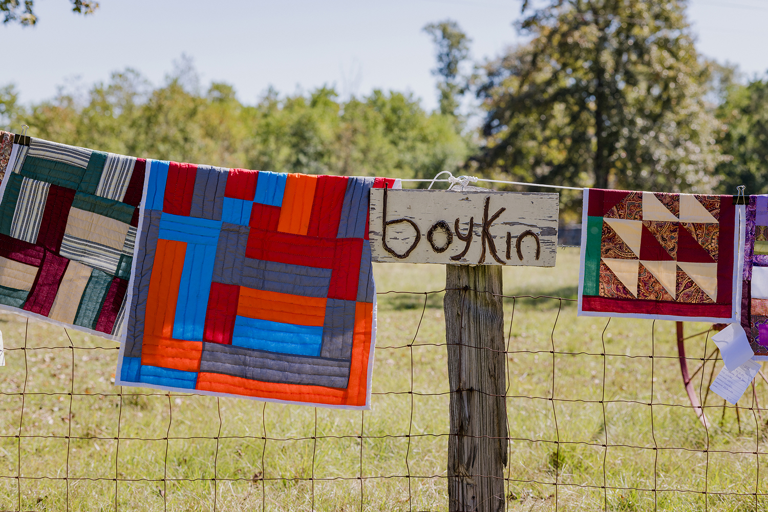 https://alabama-travel.s3.amazonaws.com/partners-uploads/photo/image/67e42af52299b40008bf5571/StacyKAllen_AiringQuilts2024-0193.jpg