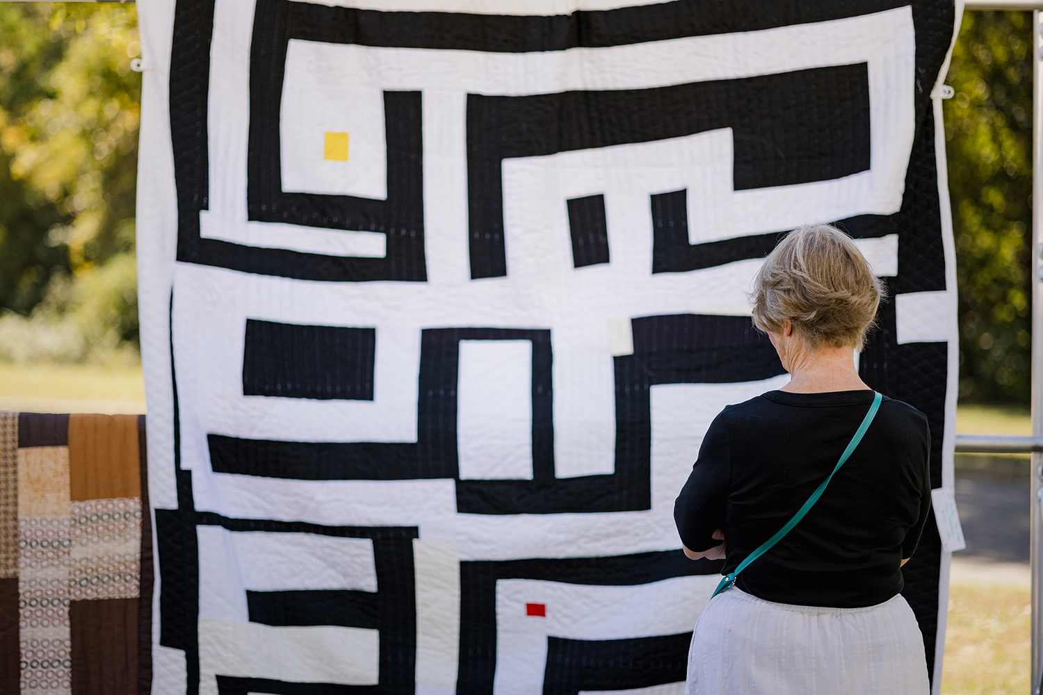 https://alabama-travel.s3.amazonaws.com/partners-uploads/photo/image/67e42af52299b40008bf5573/StacyKAllen_AiringQuilts2024-0117.jpg