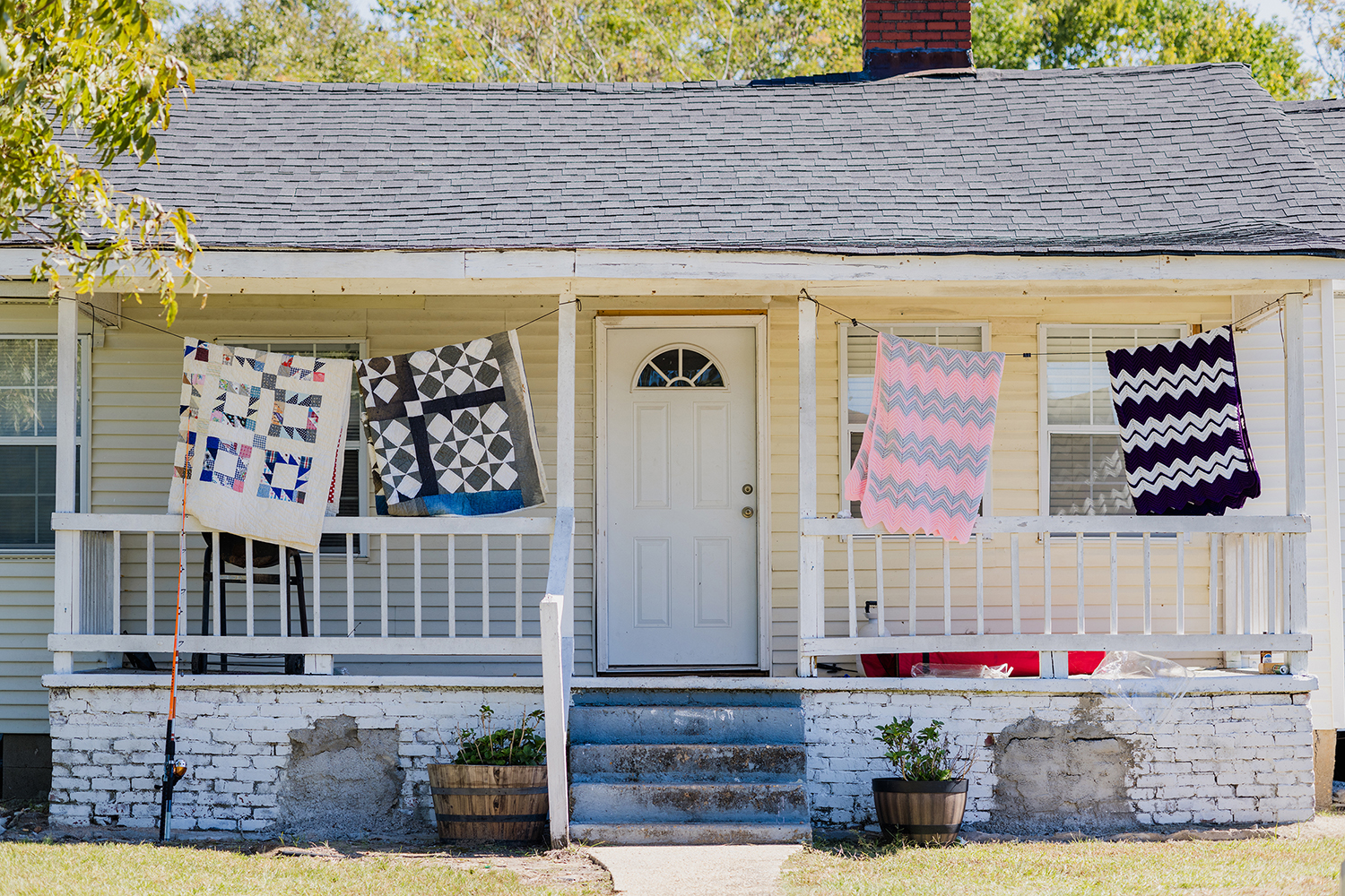 https://alabama-travel.s3.amazonaws.com/partners-uploads/photo/image/67e42af58c7d290008272146/StacyKAllen_AiringQuilts2024-0173.jpg
