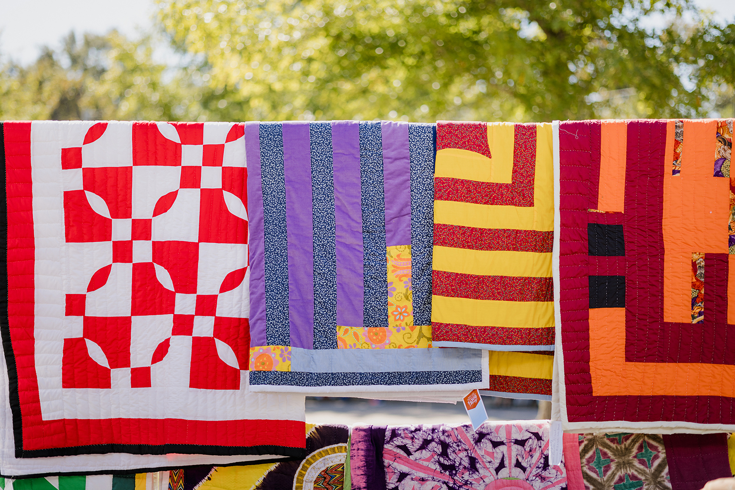 https://alabama-travel.s3.amazonaws.com/partners-uploads/photo/image/67e42af58c7d29000827214a/StacyKAllen_AiringQuilts2024-0111.jpg