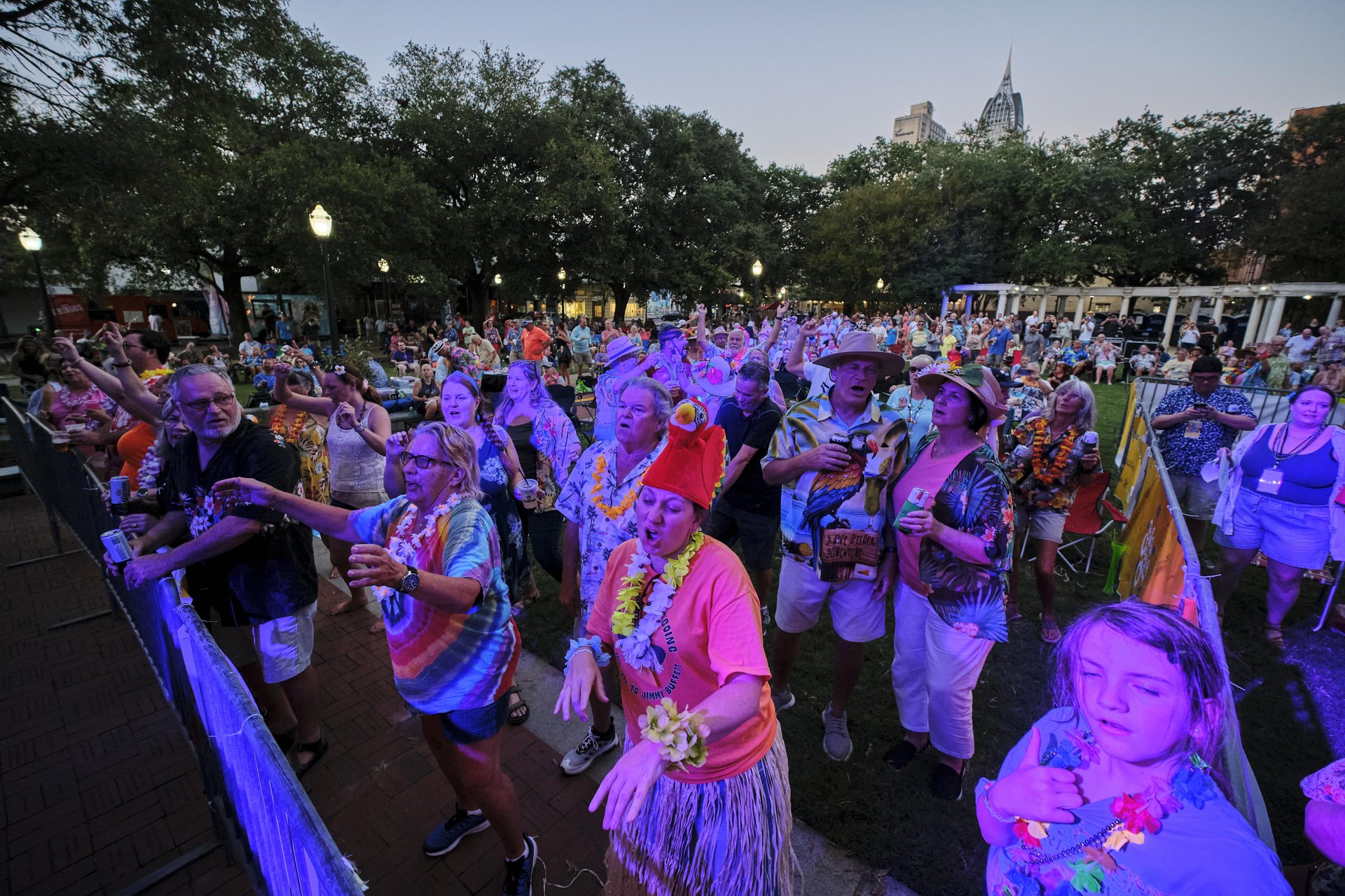 https://alabama-travel.s3.amazonaws.com/partners-uploads/photo/image/686be2515f36ff000860c6e5/Ppldancinginfrontofstage.jpg